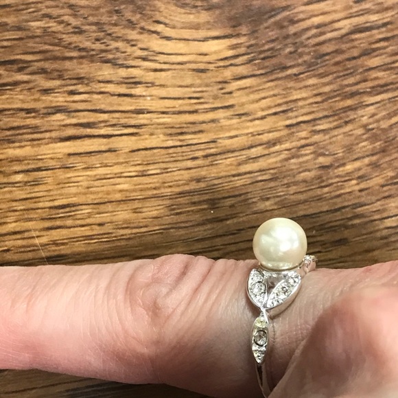 NWT Avon Marquis Leaves Pearlesque Ring Size 8 - Picture 3 of 7